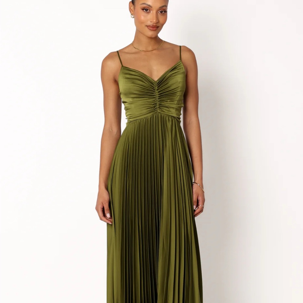 Elegant Green Pleated Maxi Dress